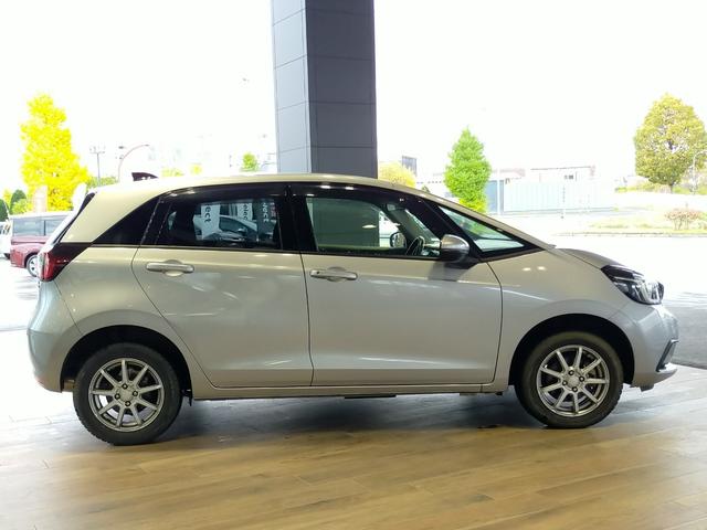 フィット ｅ：ＨＥＶホーム　Ｂｌｕｅｔｏｏｔｈ対応ワンセグナビ／３モードバックカメラ／ＥＴＣ／ホンダセンシング／ＬＥＤヘッドライト／ステアリングリモコン／フロントドライブレコーダー／リモコンエンジンスターター／夏冬タイヤセット（21枚目）