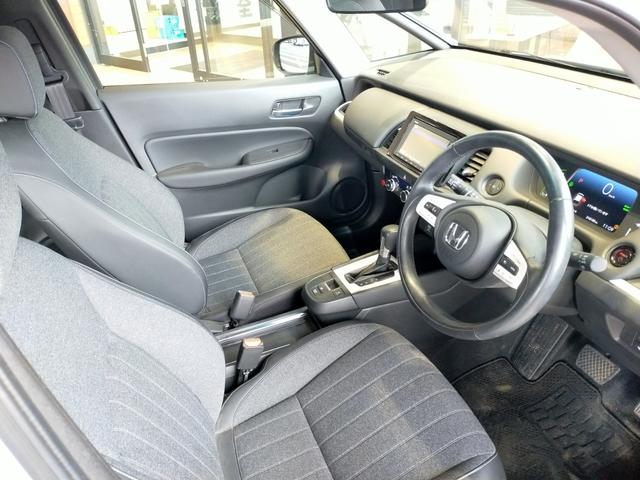 フィット ｅ：ＨＥＶホーム　Ｂｌｕｅｔｏｏｔｈ対応ワンセグナビ／３モードバックカメラ／ＥＴＣ／ホンダセンシング／ＬＥＤヘッドライト／ステアリングリモコン／フロントドライブレコーダー／リモコンエンジンスターター／夏冬タイヤセット（24枚目）