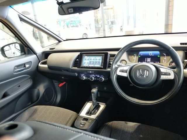 フィット ｅ：ＨＥＶホーム　Ｂｌｕｅｔｏｏｔｈ対応ワンセグナビ／３モードバックカメラ／ＥＴＣ／ホンダセンシング／ＬＥＤヘッドライト／ステアリングリモコン／フロントドライブレコーダー／リモコンエンジンスターター／夏冬タイヤセット（40枚目）