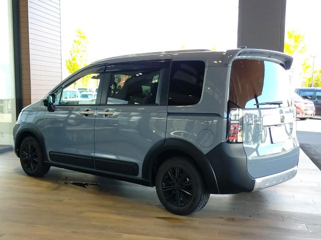 フリード ｅ：ＨＥＶクロスター　Ｂｌｕｅｔｏｏｔｈ対応ホンダコネクトフルセグナビ／マルチビューカメラ／ＥＴＣ２．０／ホンダセンシング／ＬＥＤヘッドライト／ステアリングリモコン／前後ドライブレコーダー／夏冬タイヤ付（22枚目）