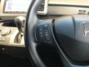 ■ステアリングリモコン付き。ハンドルから手を離さずにオーディオ操作ができるので、運転中も視線を外さず安心です。