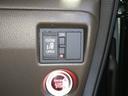 ■助手席側電動スライドドア搭載で、運転席脇のスイッチやスマートキーで簡単に開閉可能。お子様の乗降時など、便利で快適に使えます。