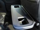 ■後席にシートバックテーブル装備。飲み物や軽食を置けてロングドライブも快適、家族も嬉しい装備です。