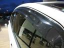 ■雨の日でも窓を少し開けて換気できるドアバイザーを装備。車内を快適に保ち、日常使いにも役立ちます。