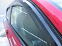 ■雨の日でも窓を少し開けて換気できるドアバイザーを装備。車内を快適に保ち、日常使いにも役立ちます。