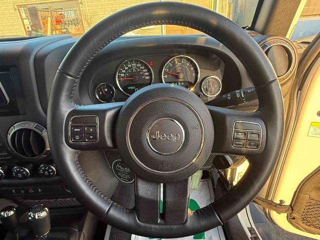 ジープ・ラングラーアンリミテッド スポーツ　４ＷＤ　オートクルーズコントロール　ＡＴ　盗難防止システム　Ｂｌｕｅｔｏｏｔｈ　ＡＢＳ　エアコン　パワーウィンドウ（3枚目）