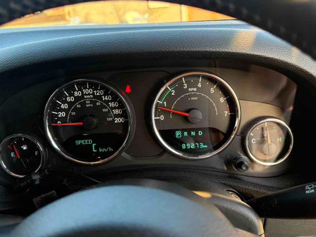 ジープ・ラングラーアンリミテッド スポーツ　４ＷＤ　オートクルーズコントロール　ＡＴ　盗難防止システム　Ｂｌｕｅｔｏｏｔｈ　ＡＢＳ　エアコン　パワーウィンドウ（4枚目）