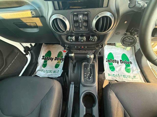 ジープ・ラングラーアンリミテッド スポーツ　４ＷＤ　オートクルーズコントロール　ＡＴ　盗難防止システム　Ｂｌｕｅｔｏｏｔｈ　ＡＢＳ　エアコン　パワーウィンドウ（6枚目）