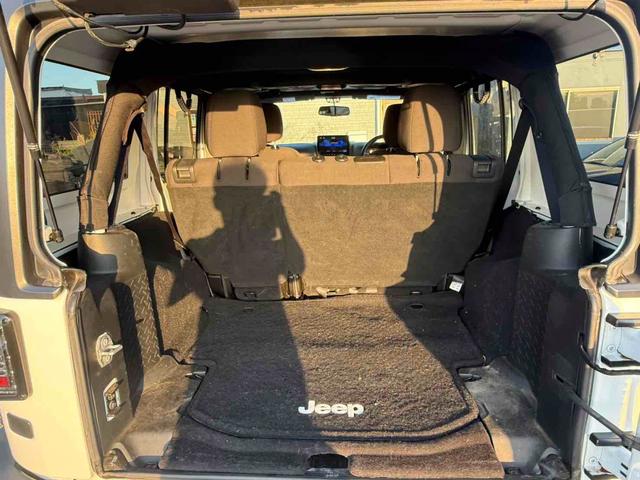 ジープ・ラングラーアンリミテッド スポーツ　４ＷＤ　オートクルーズコントロール　ＡＴ　盗難防止システム　Ｂｌｕｅｔｏｏｔｈ　ＡＢＳ　エアコン　パワーウィンドウ（19枚目）