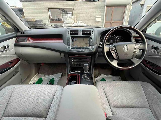 TOYOTA CROWN ROYAL SALOON I-FOUR NAVI PACKAGE