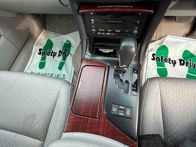 TOYOTA CROWN ROYAL SALOON I-FOUR NAVI PACKAGE