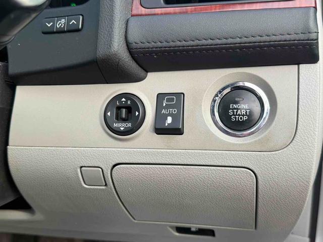 TOYOTA CROWN ROYAL SALOON I-FOUR NAVI PACKAGE