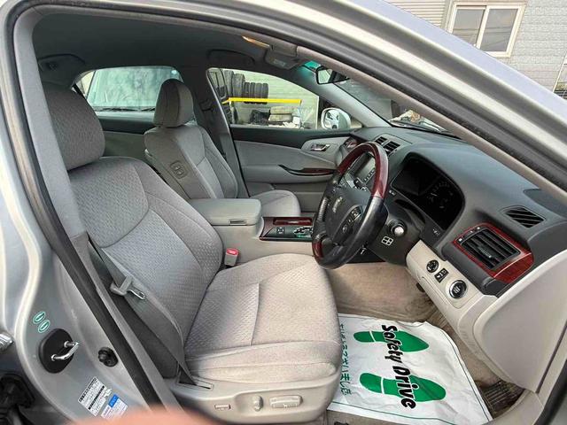 TOYOTA CROWN ROYAL SALOON I-FOUR NAVI PACKAGE