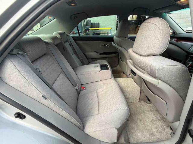 TOYOTA CROWN ROYAL SALOON I-FOUR NAVI PACKAGE