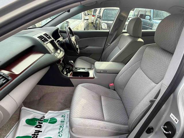 TOYOTA CROWN ROYAL SALOON I-FOUR NAVI PACKAGE