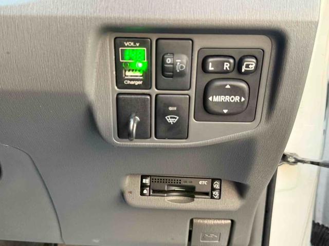 プリウス S ETC ナビ TV アルミホイール オートライト CVT スマートキー 電動格納ミラー 盗難防止システム Bluetooth 衝突安全ボディ ABS ESC エアコン パワーステアリング(7枚目)