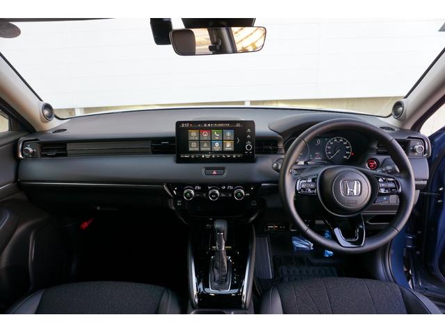 ヴェゼル ｅ：ＨＥＶＺ　デモカーアップ・ＨｏｎｄａＳＥＮＳＩＮＧ・ブラインドスポットインフォメーション・アダプティブドライビングビーム（ＡＤＢ）・ＨｏｎｄａＣＯＮＮＥＣＴディスプレー＋ＥＴＣ２．０車載器＋ワイヤレス充電（2枚目）