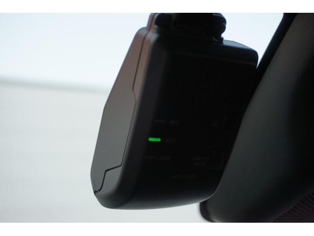 ヴェゼル ｅ：ＨＥＶＺ　デモカーアップ・ＨｏｎｄａＳＥＮＳＩＮＧ・ブラインドスポットインフォメーション・アダプティブドライビングビーム（ＡＤＢ）・ＨｏｎｄａＣＯＮＮＥＣＴディスプレー＋ＥＴＣ２．０車載器＋ワイヤレス充電（14枚目）