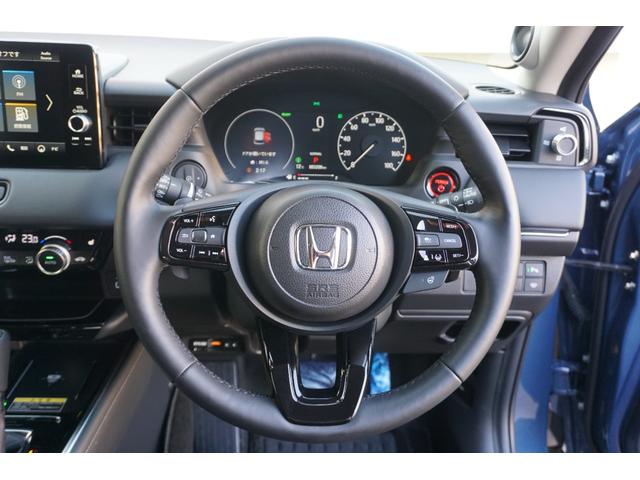 ヴェゼル ｅ：ＨＥＶＺ　デモカーアップ・ＨｏｎｄａＳＥＮＳＩＮＧ・ブラインドスポットインフォメーション・アダプティブドライビングビーム（ＡＤＢ）・ＨｏｎｄａＣＯＮＮＥＣＴディスプレー＋ＥＴＣ２．０車載器＋ワイヤレス充電（17枚目）