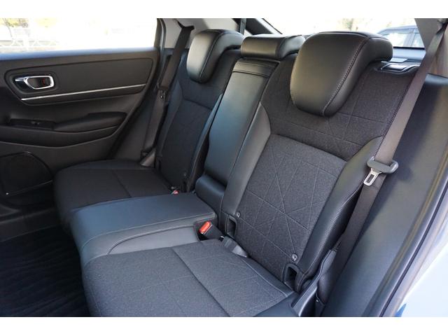 ヴェゼル ｅ：ＨＥＶＺ　デモカーアップ・ＨｏｎｄａＳＥＮＳＩＮＧ・ブラインドスポットインフォメーション・アダプティブドライビングビーム（ＡＤＢ）・ＨｏｎｄａＣＯＮＮＥＣＴディスプレー＋ＥＴＣ２．０車載器＋ワイヤレス充電（42枚目）