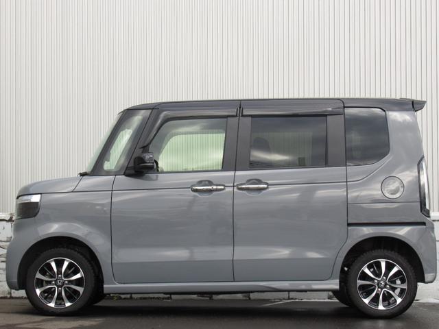 Ｎ－ＢＯＸカスタム コーディネートスタイル　試乗車ＵＰ／運転席＆助手席シートヒーター／コンビニフック付シートバックテーブル（運転席＆助手席）／オートリトラミラー／左右独立式リアセンターアームレスト／グレーステッチ本革巻ステアリングホイール（13枚目）