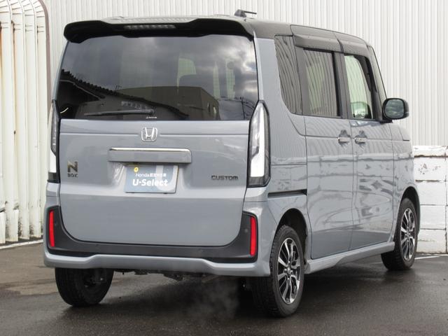 Ｎ－ＢＯＸカスタム コーディネートスタイル　試乗車ＵＰ／運転席＆助手席シートヒーター／コンビニフック付シートバックテーブル（運転席＆助手席）／オートリトラミラー／左右独立式リアセンターアームレスト／グレーステッチ本革巻ステアリングホイール（16枚目）