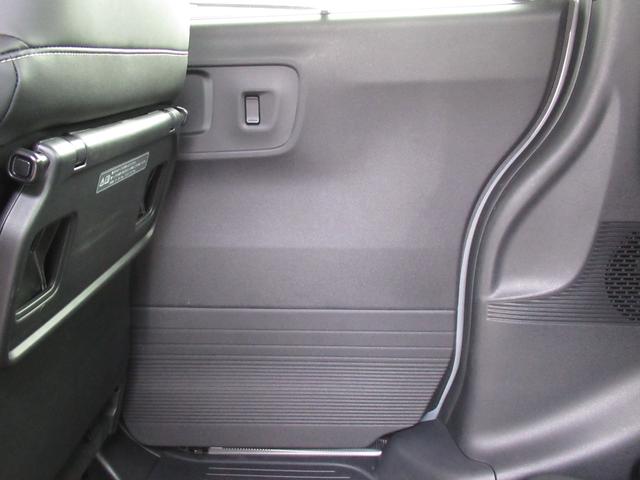 Ｎ－ＢＯＸカスタム コーディネートスタイル　試乗車ＵＰ／運転席＆助手席シートヒーター／コンビニフック付シートバックテーブル（運転席＆助手席）／オートリトラミラー／左右独立式リアセンターアームレスト／グレーステッチ本革巻ステアリングホイール（29枚目）