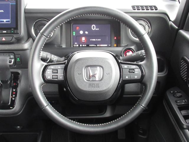 Ｎ－ＢＯＸカスタム コーディネートスタイル　試乗車ＵＰ／運転席＆助手席シートヒーター／コンビニフック付シートバックテーブル（運転席＆助手席）／オートリトラミラー／左右独立式リアセンターアームレスト／グレーステッチ本革巻ステアリングホイール（50枚目）