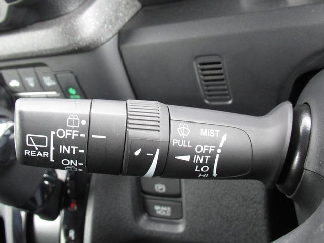 Ｎ－ＢＯＸカスタム コーディネートスタイル　試乗車ＵＰ／運転席＆助手席シートヒーター／コンビニフック付シートバックテーブル（運転席＆助手席）／オートリトラミラー／左右独立式リアセンターアームレスト／グレーステッチ本革巻ステアリングホイール（66枚目）