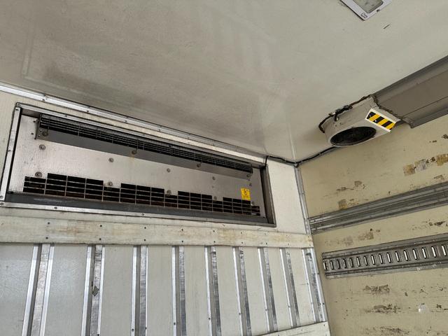 　冷蔵冷凍車　東プレ製低温－３０℃設定　ワイドボディ　リアエアサス　新明和製格納ゲート　左サイド扉(34枚目)