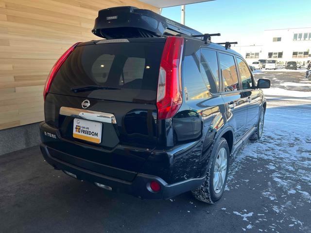 エクストレイル ２０Ｘ　４ＷＤ　ＥＴＣ　バックカメラ　サイドカメラ　サンルーフ　ナビ　ＴＶ　オートライト　アルミホイール　スマートキー　電動格納ミラー　シートヒーター　ＣＶＴ　盗難防止システム　衝突安全ボディ　ＵＳＢ　記録簿（5枚目）