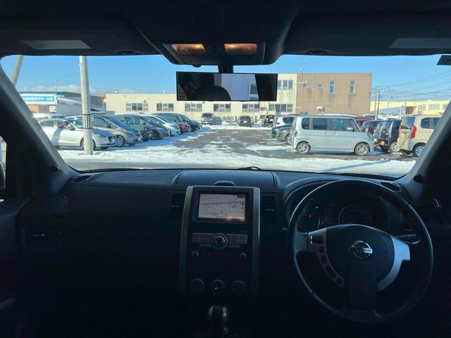 エクストレイル ２０Ｘ　４ＷＤ　ＥＴＣ　バックカメラ　サイドカメラ　サンルーフ　ナビ　ＴＶ　オートライト　アルミホイール　スマートキー　電動格納ミラー　シートヒーター　ＣＶＴ　盗難防止システム　衝突安全ボディ　ＵＳＢ　記録簿（14枚目）