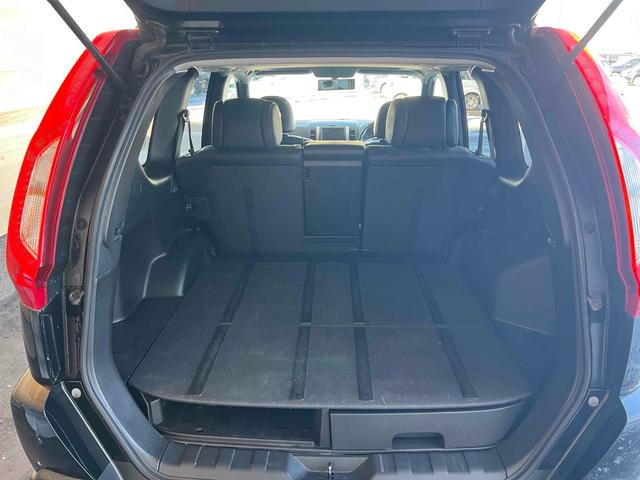 エクストレイル ２０Ｘ　４ＷＤ　ＥＴＣ　バックカメラ　サイドカメラ　サンルーフ　ナビ　ＴＶ　オートライト　アルミホイール　スマートキー　電動格納ミラー　シートヒーター　ＣＶＴ　盗難防止システム　衝突安全ボディ　ＵＳＢ　記録簿（25枚目）