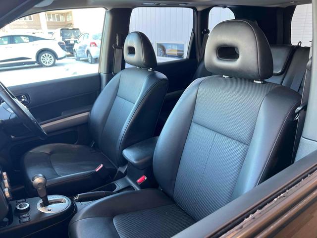 エクストレイル ２０Ｘ　４ＷＤ　ＥＴＣ　バックカメラ　サイドカメラ　サンルーフ　ナビ　ＴＶ　オートライト　アルミホイール　スマートキー　電動格納ミラー　シートヒーター　ＣＶＴ　盗難防止システム　衝突安全ボディ　ＵＳＢ　記録簿（33枚目）