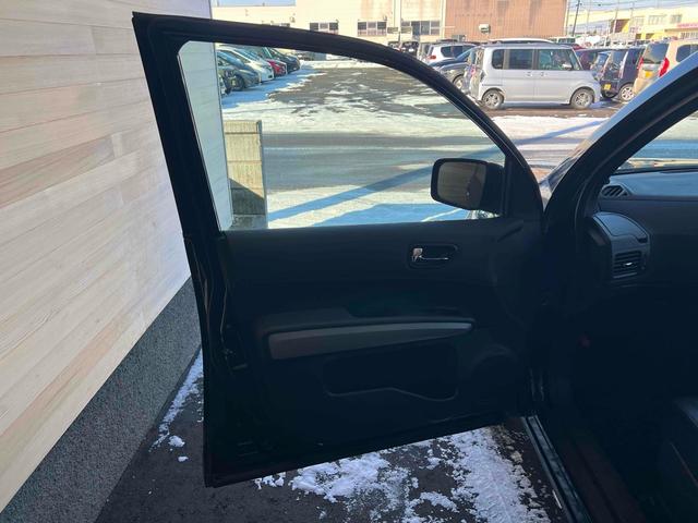 エクストレイル ２０Ｘ　４ＷＤ　ＥＴＣ　バックカメラ　サイドカメラ　サンルーフ　ナビ　ＴＶ　オートライト　アルミホイール　スマートキー　電動格納ミラー　シートヒーター　ＣＶＴ　盗難防止システム　衝突安全ボディ　ＵＳＢ　記録簿（36枚目）