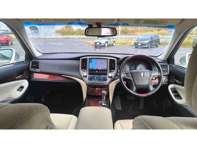 クラウンマジェスタ Four 4WD ETC クリアランスソナー オートクルーズコントロール 衝突被害軽減システム バックカメラ ナビ TV アルミホイール オートマチックハイビーム オートライト LEDヘッドランプ CVT(2枚目)