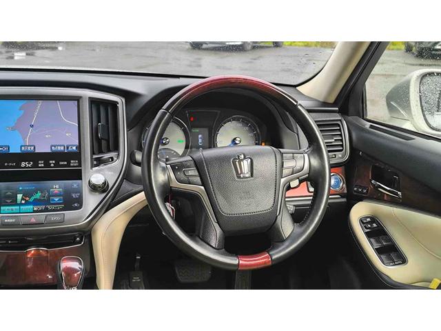 クラウンマジェスタ Four 4WD ETC クリアランスソナー オートクルーズコントロール 衝突被害軽減システム バックカメラ ナビ TV アルミホイール オートマチックハイビーム オートライト LEDヘッドランプ CVT(3枚目)