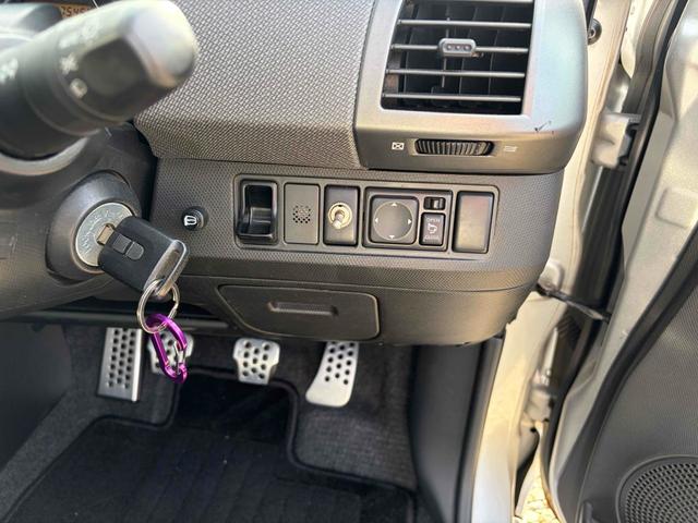 マーチ １２ＳＲ　アルミホイール　キーレスエントリー　電動格納ミラー　ＭＴ　エアコン　パワーステアリング　パワーウィンドウ（4枚目）