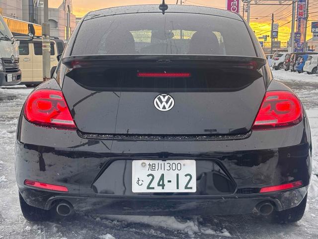 ザ・ビートル ターボ　バックカメラ　ナビ　ＴＶ　クリアランスソナー　オートクルーズコントロール　ＡＴ　オートライト　スマートキー　電動格納ミラー　アルミホイール　盗難防止システム　ＡＢＳ　ＣＤ　ＤＶＤ再生　ＵＳＢ（5枚目）