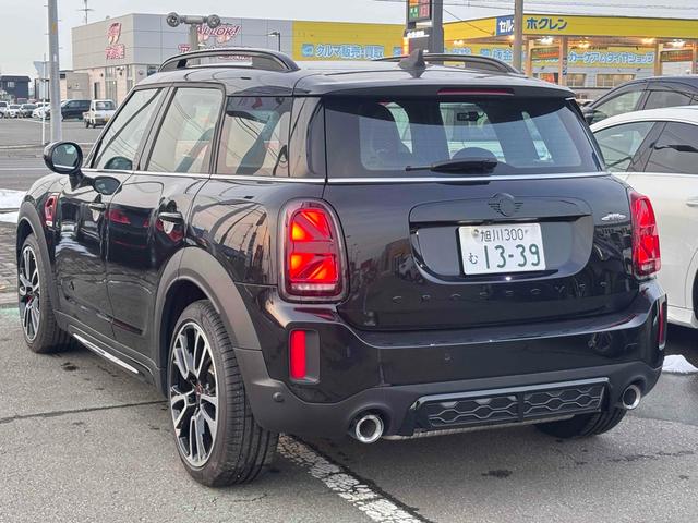 ＭＩＮＩ ＪＣＷ　クロスオーバー　プレミアム＋Ｐ　ＪＣＷトリム　新車保障継承　ドライブレコーダー　バックカメラ　ナビ　クリアランスソナー　パークアシスト　アルミホイール　オートライト　スマートキー　アイドリングストップ　電動格納ミラー　シートヒーター　ＡＴ（4枚目）