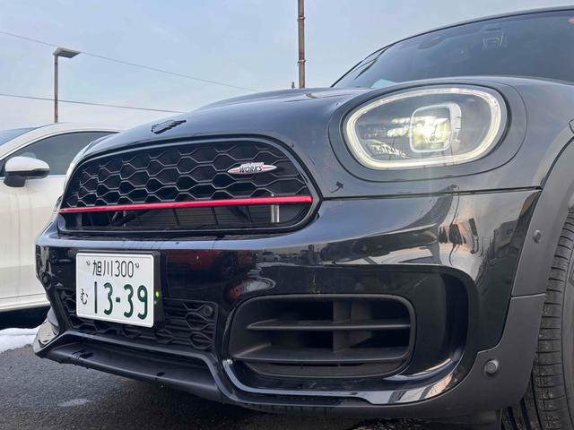 ＭＩＮＩ ＪＣＷ　クロスオーバー　プレミアム＋Ｐ　ＪＣＷトリム　新車保障継承　ドライブレコーダー　バックカメラ　ナビ　クリアランスソナー　パークアシスト　アルミホイール　オートライト　スマートキー　アイドリングストップ　電動格納ミラー　シートヒーター　ＡＴ（9枚目）