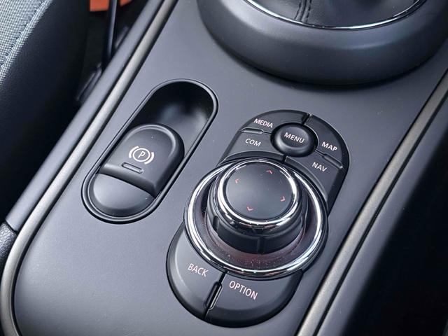 ＭＩＮＩ ＪＣＷ　クロスオーバー　プレミアム＋Ｐ　ＪＣＷトリム　新車保障継承　ドライブレコーダー　バックカメラ　ナビ　クリアランスソナー　パークアシスト　アルミホイール　オートライト　スマートキー　アイドリングストップ　電動格納ミラー　シートヒーター　ＡＴ（42枚目）
