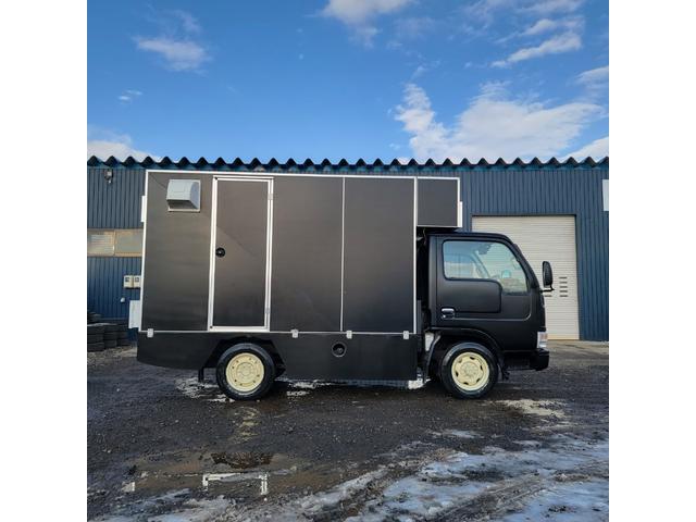 アトラストラック 3.2・4WD・キッチンカー・冷蔵庫・換気扇・シンク・コンロ・貯水・排水タンク・フライヤー・外部コンセント・エアコン・パワステ(9枚目)