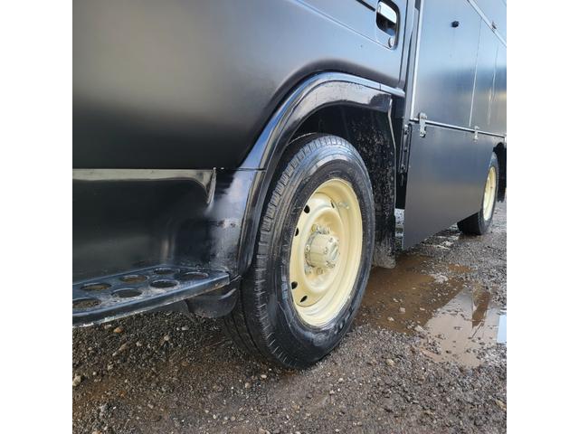 アトラストラック 3.2・4WD・キッチンカー・冷蔵庫・換気扇・シンク・コンロ・貯水・排水タンク・フライヤー・外部コンセント・エアコン・パワステ(14枚目)