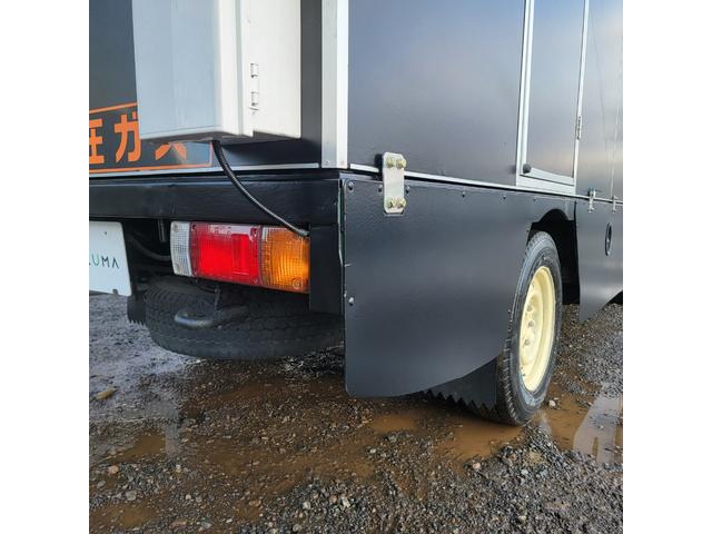 アトラストラック 3.2・4WD・キッチンカー・冷蔵庫・換気扇・シンク・コンロ・貯水・排水タンク・フライヤー・外部コンセント・エアコン・パワステ(19枚目)