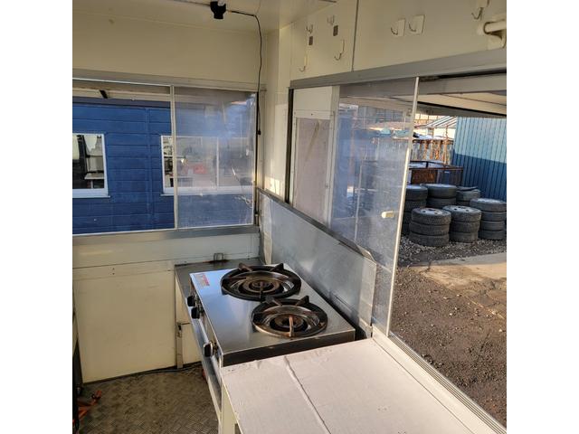 アトラストラック 3.2・4WD・キッチンカー・冷蔵庫・換気扇・シンク・コンロ・貯水・排水タンク・フライヤー・外部コンセント・エアコン・パワステ(53枚目)