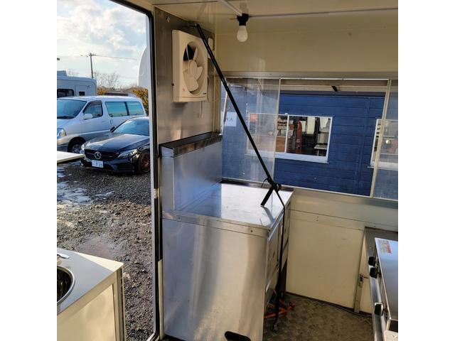 アトラストラック 3.2・4WD・キッチンカー・冷蔵庫・換気扇・シンク・コンロ・貯水・排水タンク・フライヤー・外部コンセント・エアコン・パワステ(54枚目)