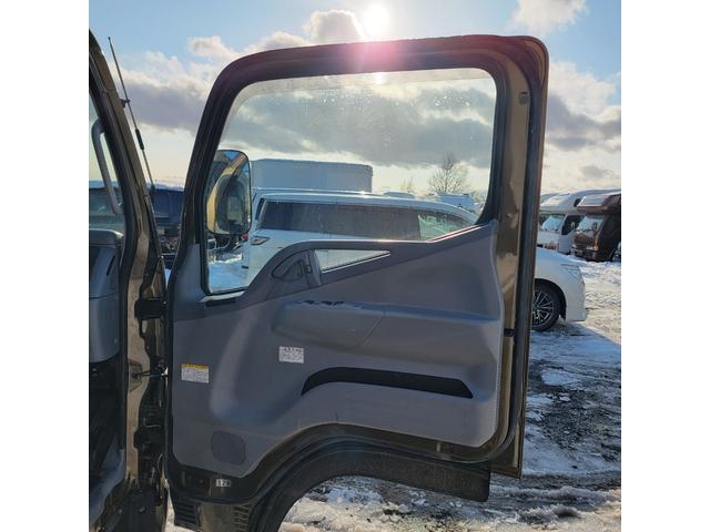 キャンターガッツ 　平ボディ・３．０ディーゼル・４ＷＤ・全塗装・エアコン・パワステ・パワーウインドウ（23枚目）