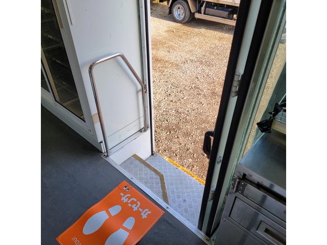 エルフトラック 　バン・移動販売車・４ＷＤ・ディーゼル・ショーケース・冷凍庫・リアヒーター・エアコン・パワステ・パワーウインドウ（56枚目）