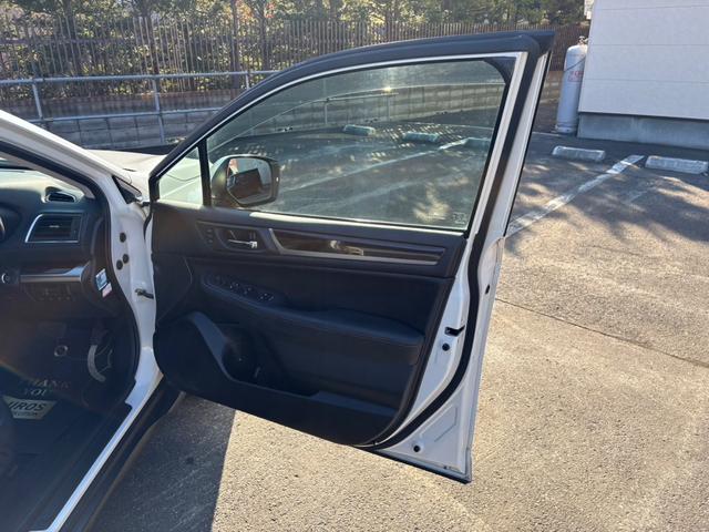 レガシィアウトバック ベースグレード　・ワンオーナー・レザーシート・夏冬タイヤ付き・純正ナビ・フルセグＴＶ・バックカメラ・衝突軽減ブレーキ・クルーズコントロール・Ｂｌｕｅｔｏｏｔｈ・パドルシフト・パワーシート・シートヒーター・ＥＴＣ（17枚目）